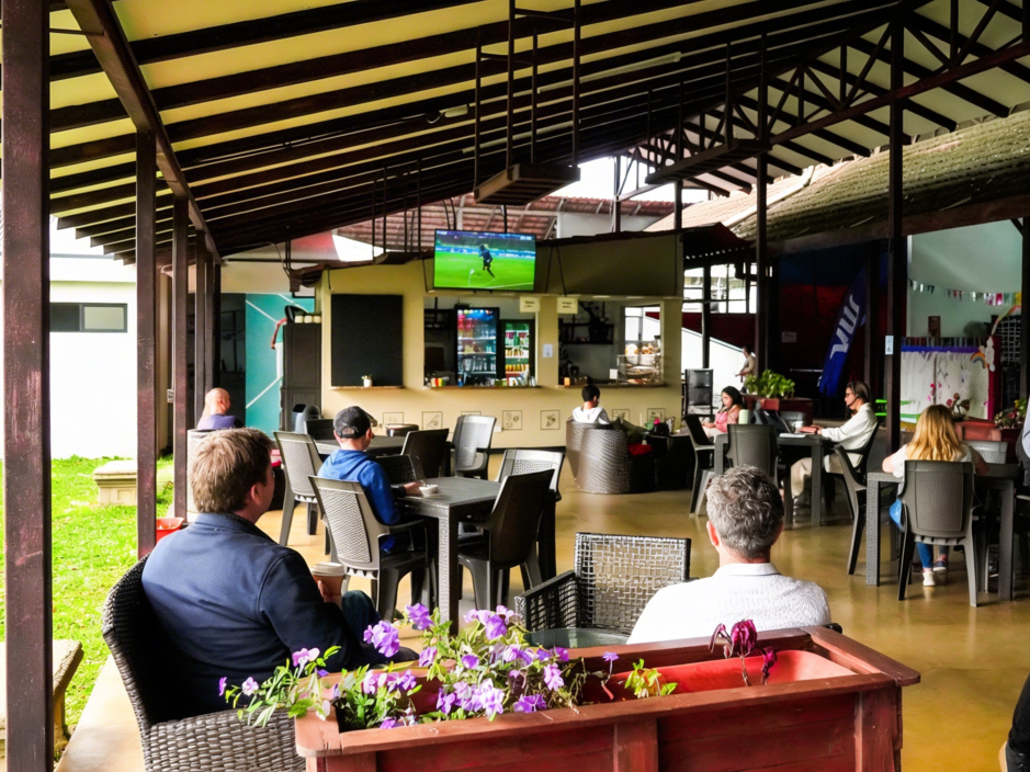 freepik__agregar-personas-sentadas-en-las-sillas-algunas-de__7930